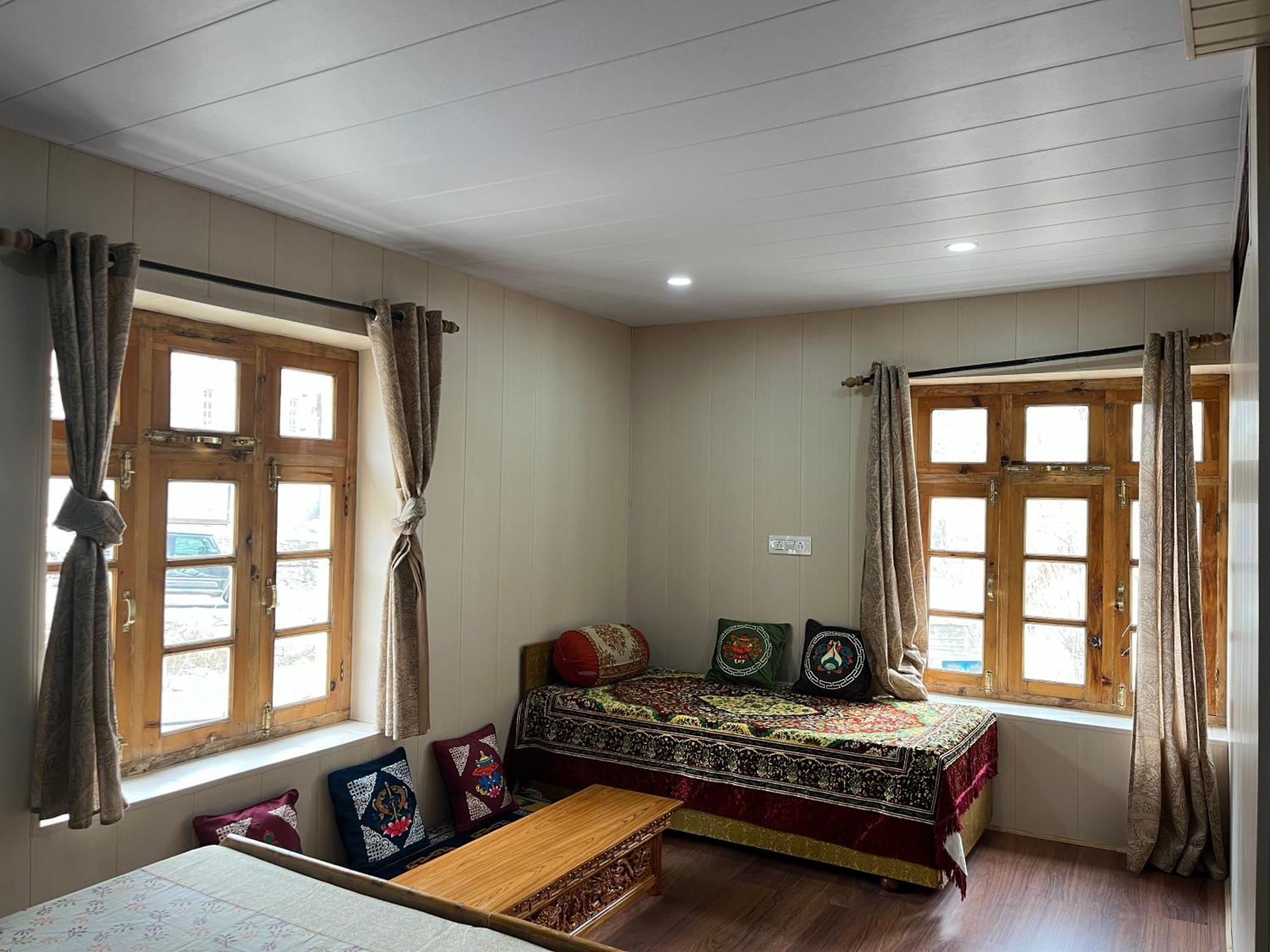 Snowflake Homestay Gondhla Exterior photo